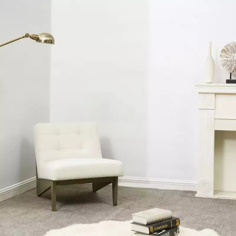 Poltrona scandinava con seduta imbottita e gambe in legno massello