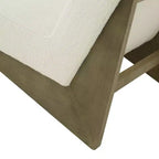 Poltrona scandinava con seduta imbottita e gambe in legno massello