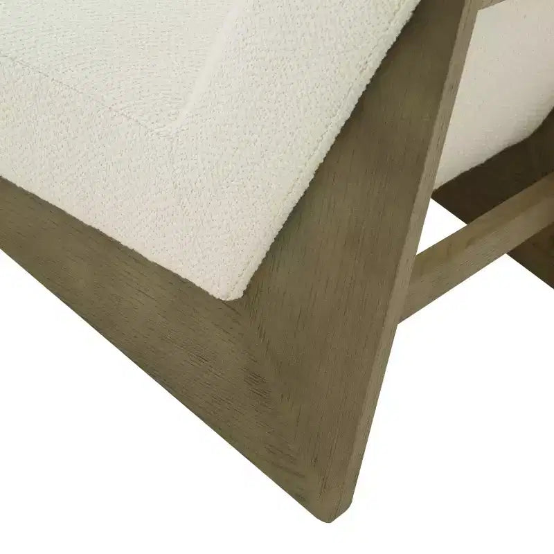 Poltrona scandinava con seduta imbottita e gambe in legno massello