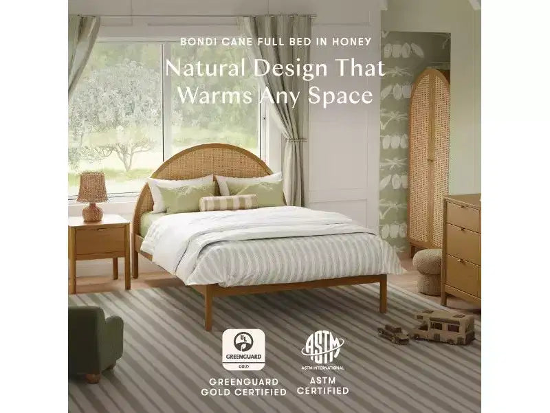 Struttura letto matrimoniale in canna color miele con dettagli in canna naturale